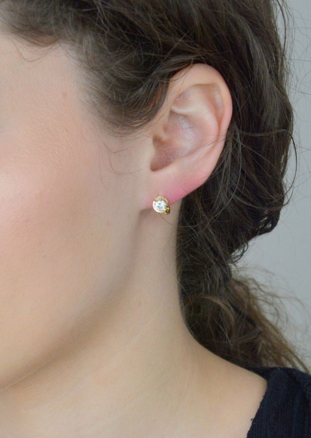 Kolczyki złote dla dziewczynki z okrągłą cyrkonią próba 585KL 3467. Eleganckie, złote kolczyki z cyrkonią i zapięciem angielskim to ponadczasowy wybór, który doda blasku każdej stylizacji. Wykonane z wysokiej jakości złota próby 585 1.jpg